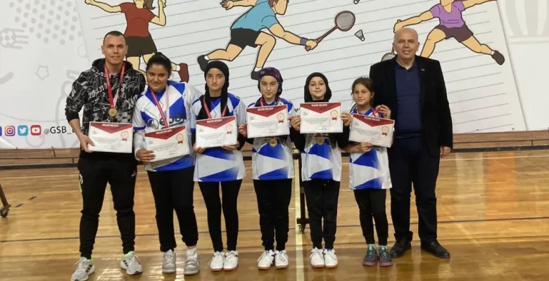 Sinanpaşa Kırka Şehit Ramazan Bağlan Ortaokulu Badminton’da Bölge Şampiyonu