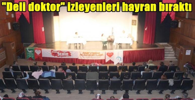 Ercan Kubaş’tan “Deli doktor” Tiyatro oyunu tam not aldı